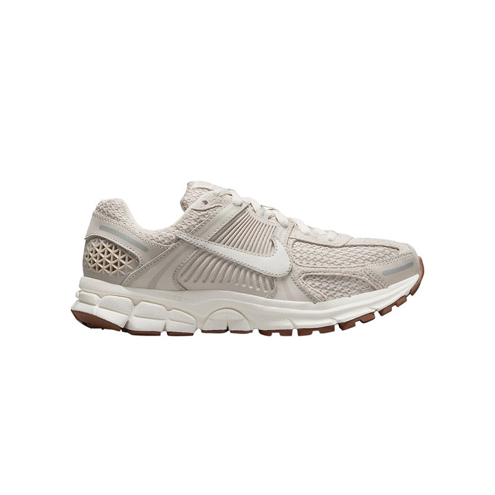 W Nike Vomero 5 Na - Lt Orewood Brn/Sail-Mtlc Silver-Gum Med