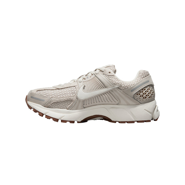 W Nike Vomero 5 Na - Lt Orewood Brn/Sail-Mtlc Silver-Gum Med