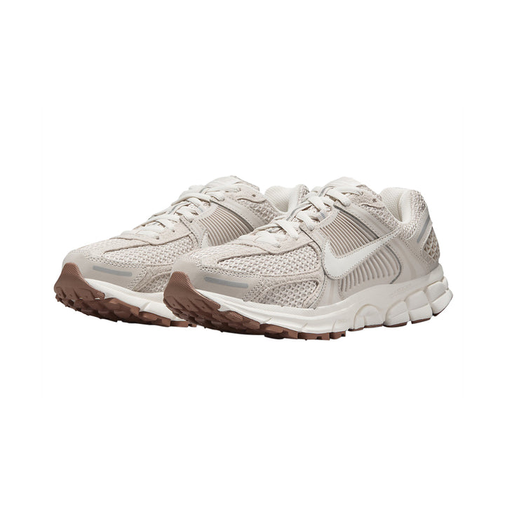 W Nike Vomero 5 Na - Lt Orewood Brn/Sail-Mtlc Silver-Gum Med