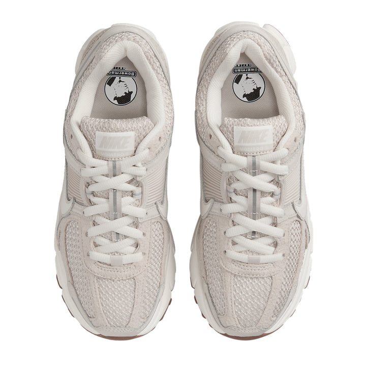 W Nike Vomero 5 Na - Lt Orewood Brn/Sail-Mtlc Silver-Gum Med